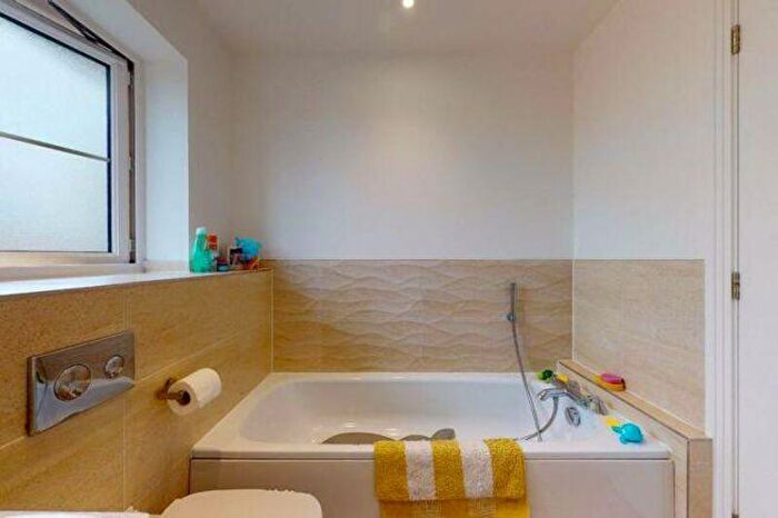 4 Bedroom Semi-Detached House To Rent In Longacres Way, Chichester, PO20