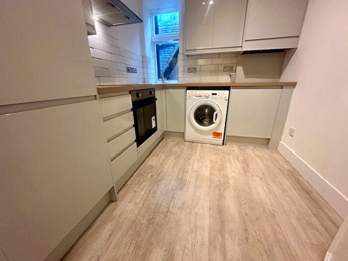 2 Bedroom Flat To Rent In West Cliff Gardens, Bournemouth, BH2