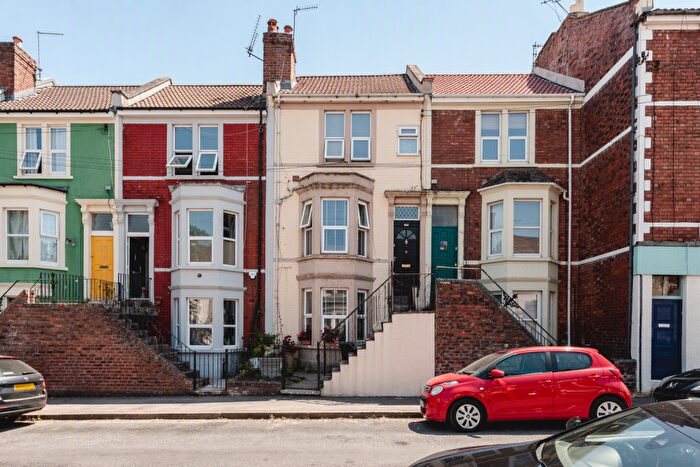 2 Bedroom Maisonette For Sale In Cotswold Road, Windmill Hill, Bristol, BS3