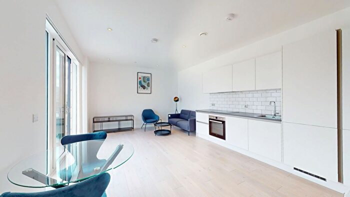 1 Bedroom Flat To Rent In Great West Road, Brentford, TW8