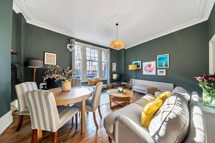 2 Bedroom Flat For Sale In Caistor Mews, Balham, London, SW12
