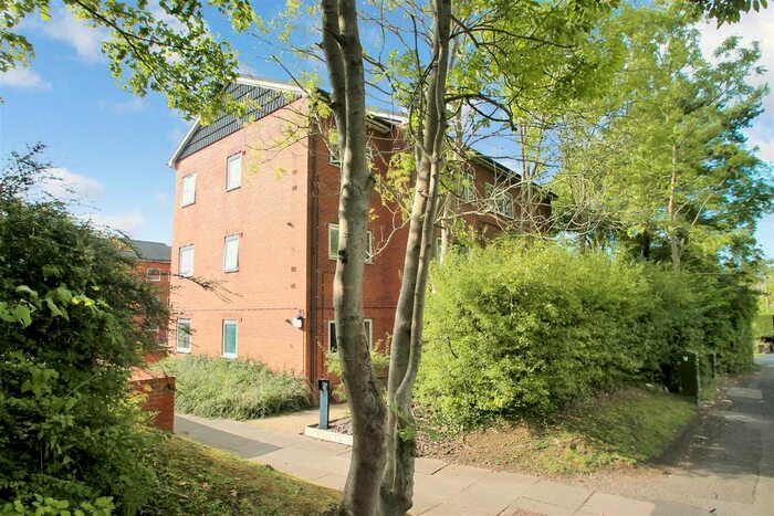 2 Bedroom Flat To Rent In Eunal Court, Well Close, Redditch, B97