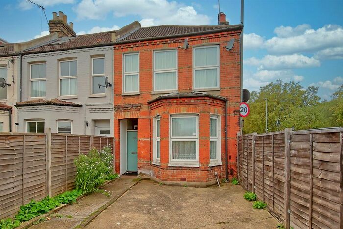 3 Bedroom Flat To Rent In Merton Road, London, SW18