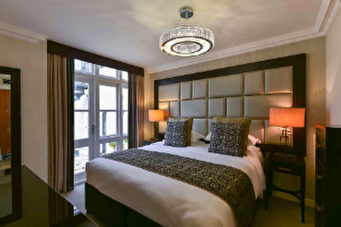 3 Bedroom Flat To Rent In Stanthrope Garden, London, SW7