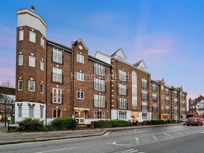 2 Bedroom Flat To Rent In Riddell Court, Albany Road, SE5