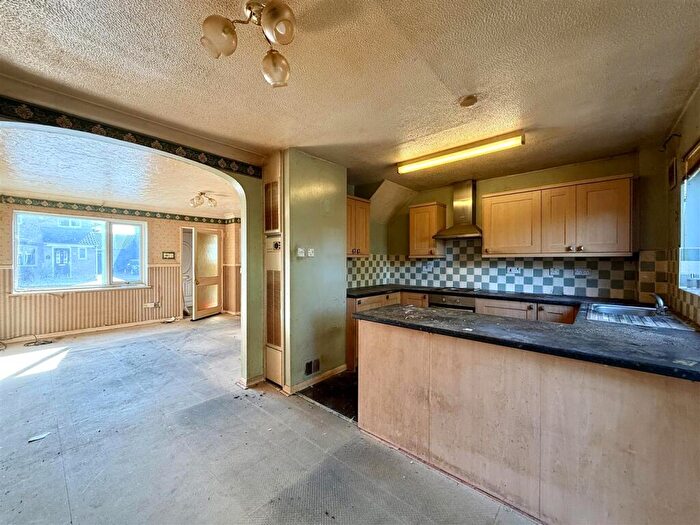 3 Bedroom Link Detached House For Sale In Wentworth Drive, Pinewood, IP8