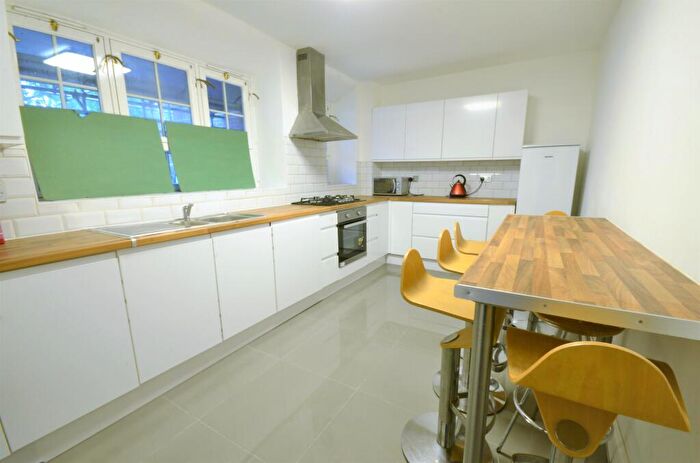 5 Bedroom Flat To Rent In Bonington House, London, N1