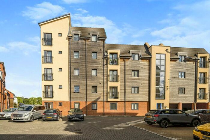 2 Bedroom Flat For Sale In Quercetum Close, Aylesbury, HP19
