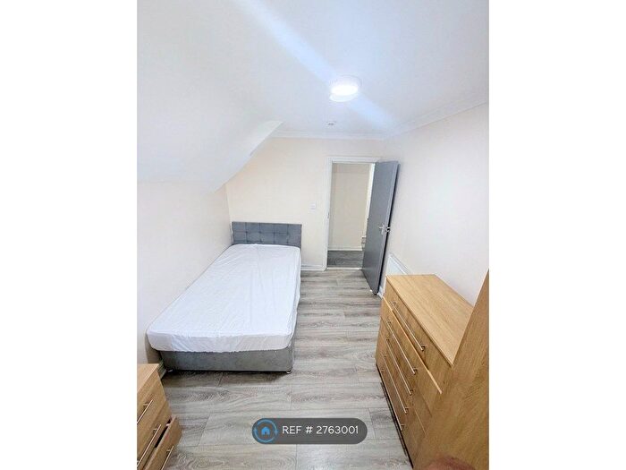 2 Bedroom Flat To Rent In Whitchurch Road, Cardiff, CF14