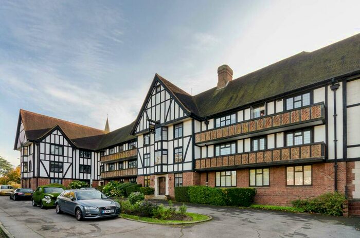 2 Bedroom Flat To Rent In Lammas Lane, Esher, KT10
