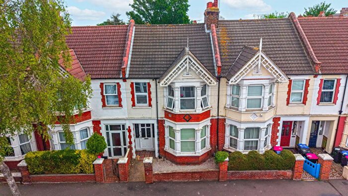 2 Bedroom Flat To Rent In Beedell Avenue, Westcliff-On-Sea, SS0