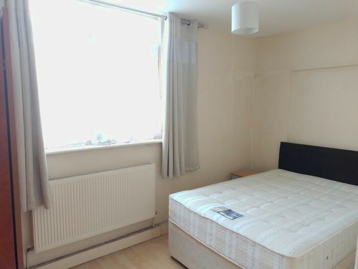 2 Bedroom Flat To Rent In Knights Hill, London, SE27
