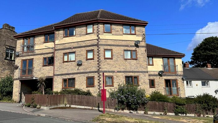 2 Bedroom Flat To Rent In The Bank, Idle, Bradford, BD10