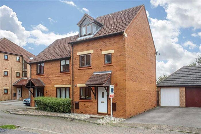 4 Bedroom Semi Detached House For Sale In Langport Crescent, Oakhill, Milton Keynes, MK5
