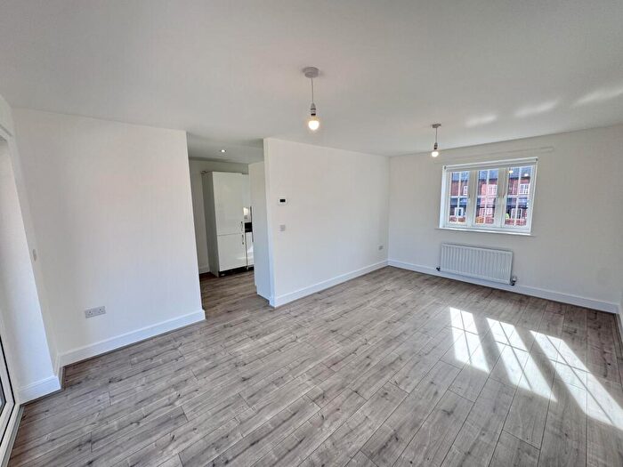 2 Bedroom Apartment To Rent In Lodge Grove, Fairham, NG1