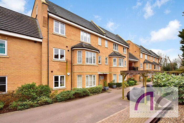 2 Bedroom Penthouse To Rent In Bayswater Close, Palmers Green, N13