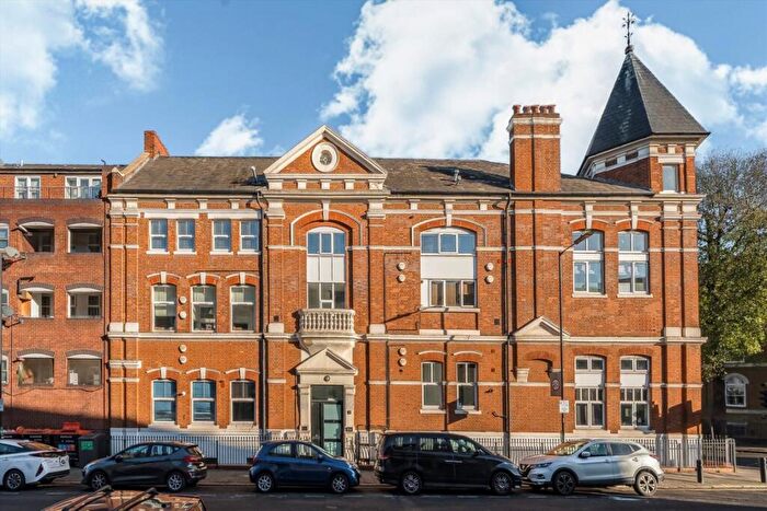 2 Bedroom Flat For Sale In Amhurst Road, Stoke Newington, N16