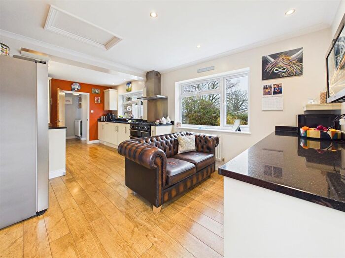 3 Bedroom Semi-Detached House For Sale In Farm Drive, Tilehurst, Reading, RG31 - Photo 2