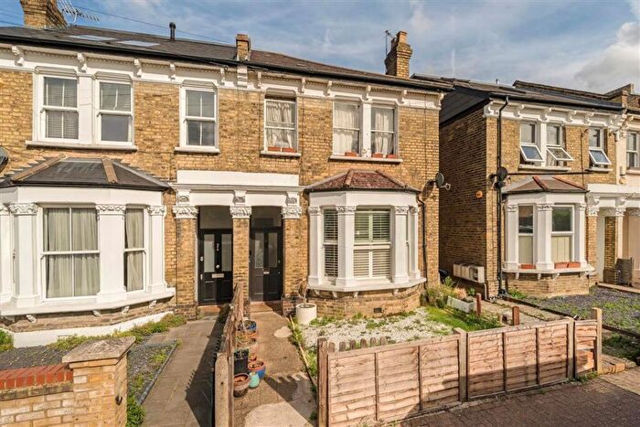3 Bedroom Flat To Rent In Byrne Road, Balham, SW12