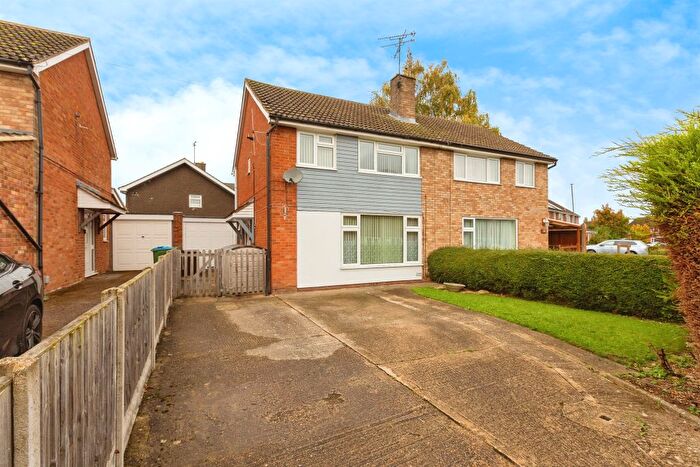 3 Bedroom Semi-Detached House For Sale In Welbeck Avenue, Bedgrove, Aylesbury, HP21