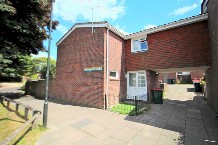 4 Bedroom House To Rent In Eddington Hill, Crawley, RH11