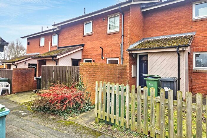 1 Bedroom Flat For Sale In Highlands Close, Stourton, Leeds, West Yorkshire, LS10