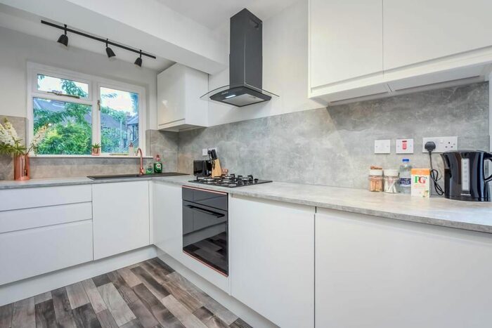 2 Bedroom Flat To Rent In Aylesbury Road, London, SE17