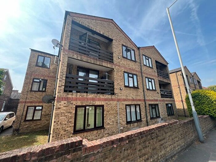 1 Bedroom Flat To Rent In Hows Road, Uxbridge, UB8