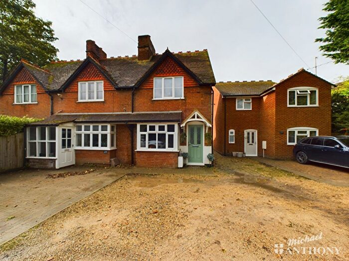 2 Bedroom End Of Terrace House For Sale In Wendover Road, Aylesbury, HP21