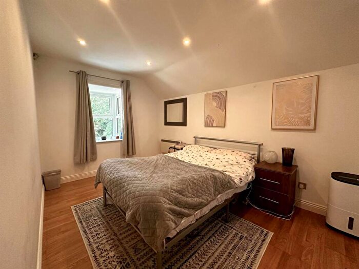 2 Bedroom Apartment To Rent In Greystones Court, Roundhay, LS8