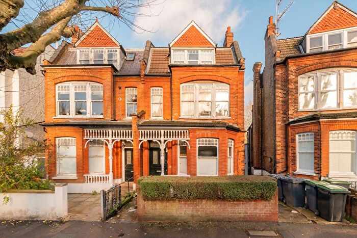 Studio To Rent In Kings Avenue, London, N10