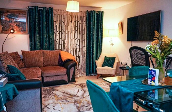 2 Bedroom Flat To Rent In Norman Rise, Spencers Wood, RG7