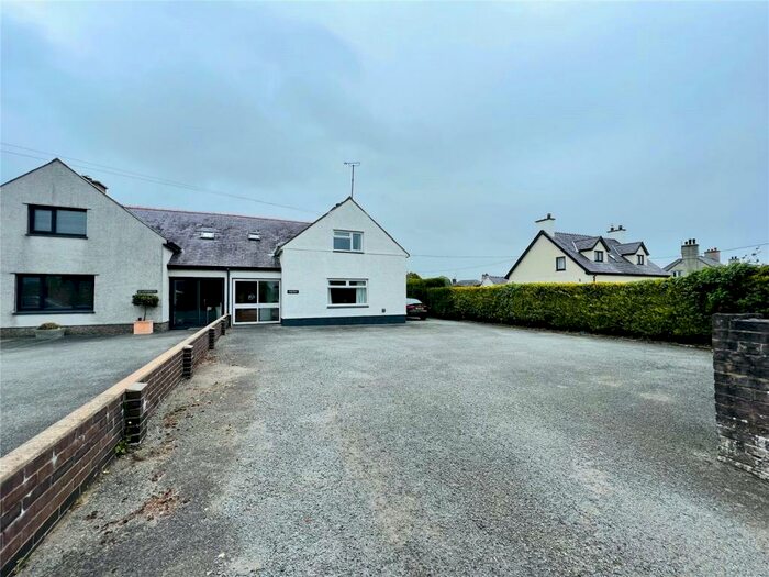 4 Bedroom houses for sale in Dinas Dinlle, Gwynedd