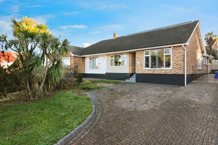 4 Bedroom Bungalow For Sale In Station Crescent, Rayleigh, Essex, SS6