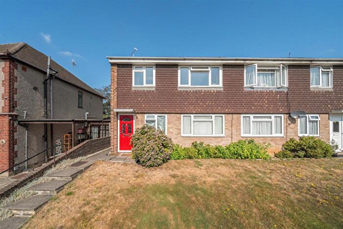 2 Bedroom Maisonette For Sale In Lea Vale, Dartford, DA1