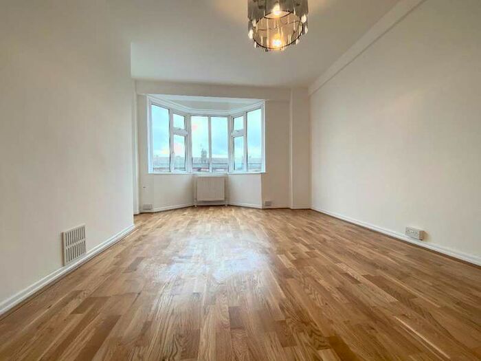 3 Bedroom Flat To Rent In Flat, Streatleigh Court, Streatham High Road, London, SW16