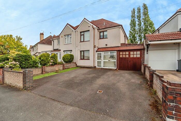 3 Bedroom Semi-Detached House For Sale In Smithfield Road, Walsall, WS3