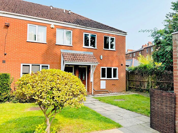 3 Bedroom End Of Terrace House To Rent In Epping Close, Reading, RG1