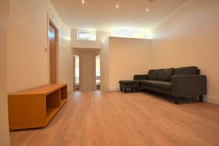 2 Bedroom Flat To Rent In Chestnut Grove, Balham, London, SW12
