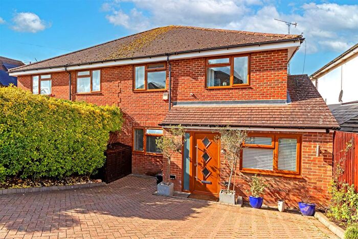 4 Bedroom Semi-detached House For Sale In Mount Drive, Park Street, St. Albans, AL2