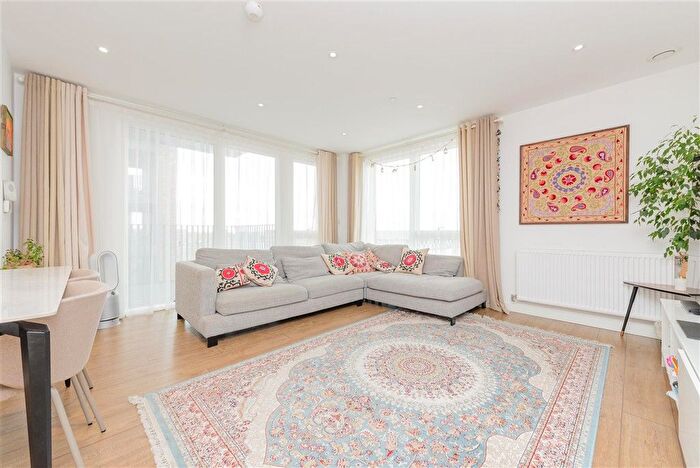 3 Bedroom Flat For Sale In Regal Walk, Bexleyheath, Kent, DA6