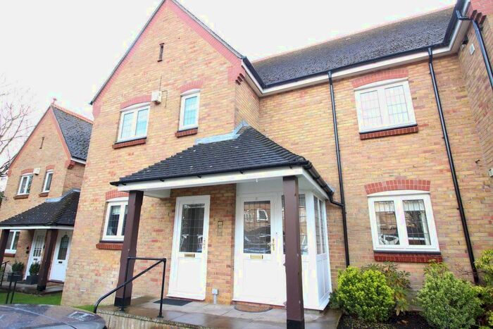 2 Bedroom Flat To Rent In Larken Close, Bushey Heath, Hertfordshire, WD23