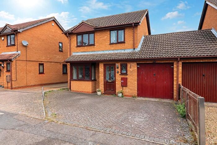 3 Bedroom Link Detached House For Sale In Dexter Close, Luton, Bedfordshire, LU3