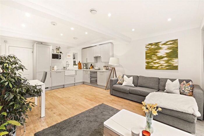 2 Bedroom Flat For Sale In Strathblaine Road, London, SW11