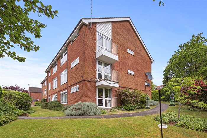 2 Bedroom Flat For Sale In Shrubbery Road, High Wycombe, HP13