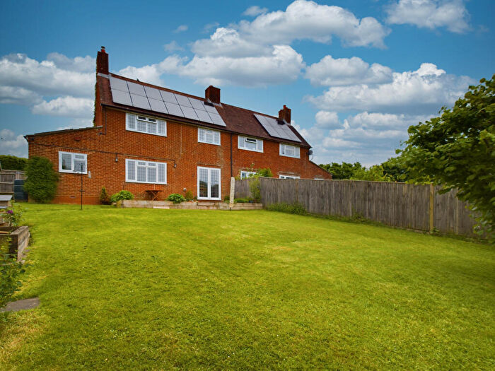 3 Bedroom Semi-Detached House For Sale In Oakley Road, Tadley, RG26