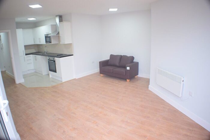 1 Bedroom Flat To Rent In Penwith Road, Earlsfield, South West London, SW18