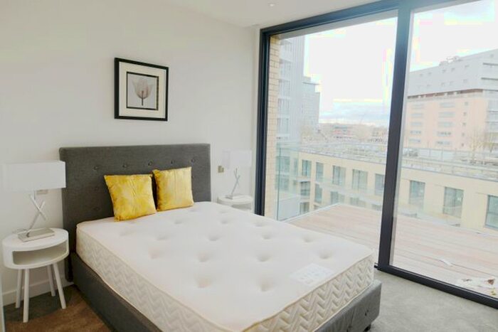2 Bedroom Farmhouse To Rent In Canter Way, London, E1
