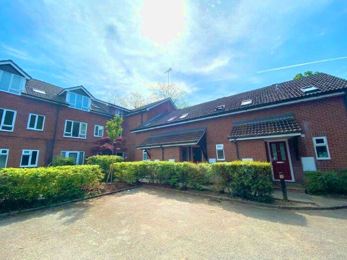 Apartment To Rent In Seymour Court, Crowthorne, Berkshire, RG45