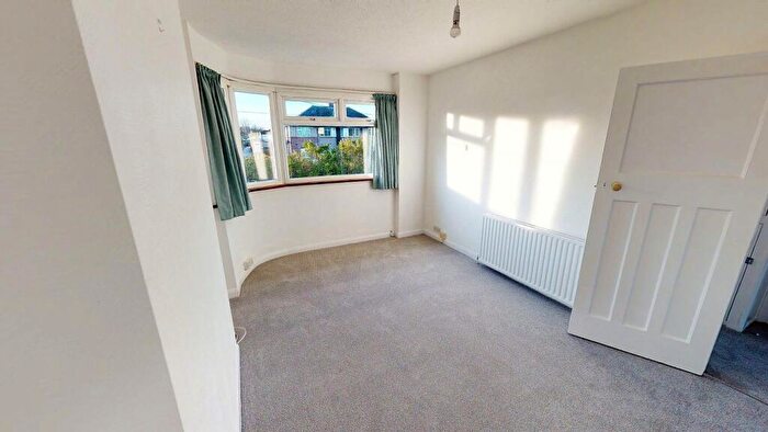 2 Bedroom Maisonette To Rent In Fullwell Avenue, Ilford, IG5